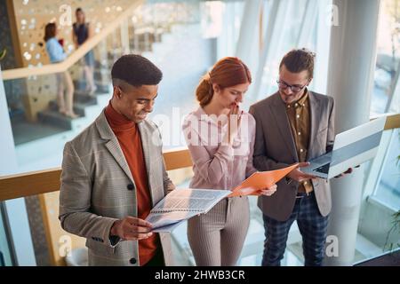 Les hommes d'affaires rient tout en travaillant ensemble Banque D'Images