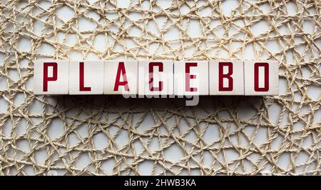 PLACEBO, l'inscription sur des cubes en bois sur un fond ajouré Banque D'Images