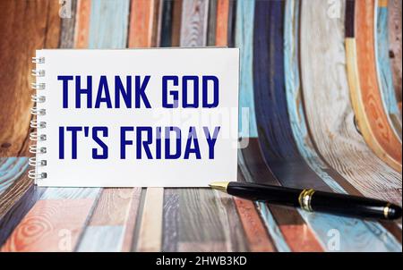 Bloc-notes avec l'inscription Dieu merci, aujourd'hui est vendredi. Vue de dessus, concept de motivation du vendredi. Banque D'Images