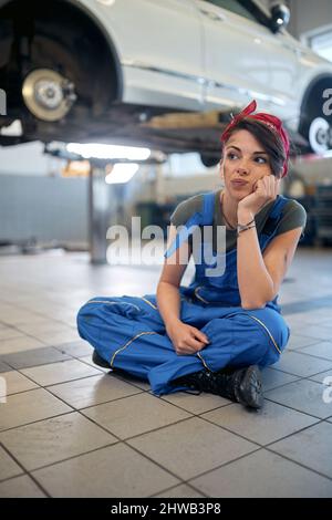 Une fille caucasienne mécanicien travaillant seule dans l'atelier Banque D'Images