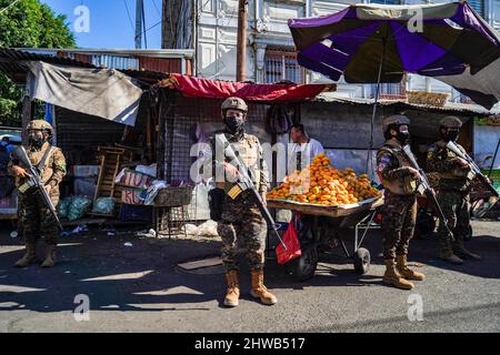 San Salvador, El Salvador. 04th mars 2022. Les soldats gardent le marché pendant une patrouille militaire dans le centre-ville de San Salvador. Depuis 2000, les femmes sont autorisées à intégrer les rangs des forces armées salvadoriennes. Le 8th mars, la Journée internationale de la femme est célébrée avec l'ouverture d'espaces traditionnels dirigés par des hommes, accessibles aux femmes comme l'une des nombreuses demandes. (Photo de Camilo Freedman/SOPA Images/Sipa USA) crédit: SIPA USA/Alay Live News Banque D'Images