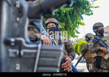 San Salvador, El Salvador. 04th mars 2022. Les soldats écoutent les instructions pendant une patrouille militaire dans le centre-ville de San Salvador. Depuis 2000, les femmes sont autorisées à intégrer les rangs des forces armées salvadoriennes. Le 8th mars, la Journée internationale de la femme est célébrée avec l'ouverture d'espaces traditionnels dirigés par des hommes, accessibles aux femmes comme l'une des nombreuses demandes. (Photo de Camilo Freedman/SOPA Images/Sipa USA) crédit: SIPA USA/Alay Live News Banque D'Images