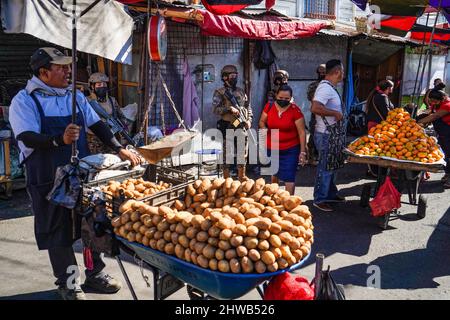 San Salvador, El Salvador. 04th mars 2022. Les soldats gardent le marché pendant une patrouille militaire dans le centre-ville de San Salvador. Depuis 2000, les femmes sont autorisées à intégrer les rangs des forces armées salvadoriennes. Le 8th mars, la Journée internationale de la femme est célébrée avec l'ouverture d'espaces traditionnels dirigés par des hommes, accessibles aux femmes comme l'une des nombreuses demandes. (Photo de Camilo Freedman/SOPA Images/Sipa USA) crédit: SIPA USA/Alay Live News Banque D'Images