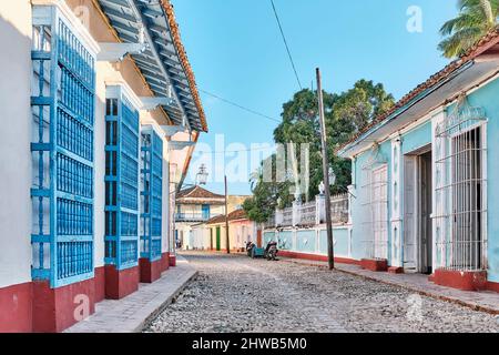 Rue pavée avec bâtiments colorés, barres de fenêtres en bois dans la vieille ville coloniale de Trinidad, Cuba Banque D'Images