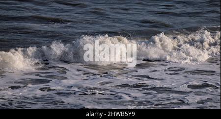 Vagues se brisant à Flamborough Head, East Riding of Yorkshire. Banque D'Images