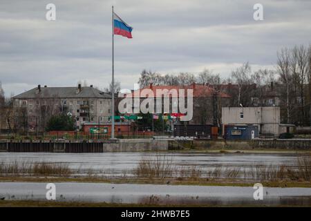 Panemune, Lituanie. 04 mars 2022. Drapeau russe volant à Sovetsk, Kaliningrad à travers le fleuve Niémen depuis la ville lituanienne de Panemune. La ville russe de Sovestck, située dans l'enclave russe de Kaliningrad, a connu peu de trafic depuis l'invasion russe de l'Ukraine. Les missiles hypersoniques stationnés sur le territoire russe mettent plusieurs capitales européennes à leur portée. Kaliningrad est séparée du continent russe et borde la Pologne, la Lituanie et la mer Baltique IMAGE : Garyroberts/worldwidefeatures.com crédit : GaryRobertsphotography/Alamy Live Banque D'Images