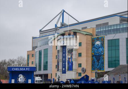 Londres, Royaume-Uni. 4th mars 2022. Stade Stamford Bridge, stade du Chelsea FC. Roman Abramovich a annoncé la vente du club de football, avec des "bénéfices nets" allant aux victimes, des deux côtés, de l'attaque russe contre l'Ukraine. Banque D'Images