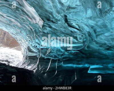 À l'intérieur d'un glacier dans le parc national de Skaftafell, en Islande. Le glacier de Vatnajökull est un énorme glacier dans la partie sud de l'Islande, en Europe. Banque D'Images