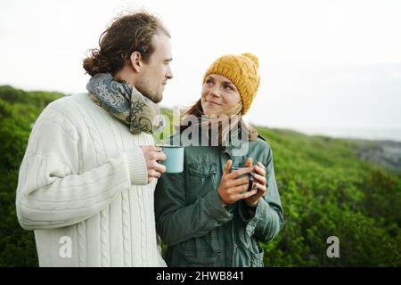 Chatter en plein air. Photo courte d'un jeune couple affectueux en plein air. Banque D'Images