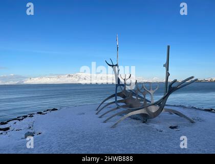 Sun Voyager, ou Solfar, une sculpture étincelante en acier sur le front de mer de Reykjavik qui ressemble à un long navire viking mais qui est en fait un bateau de rêve. Banque D'Images