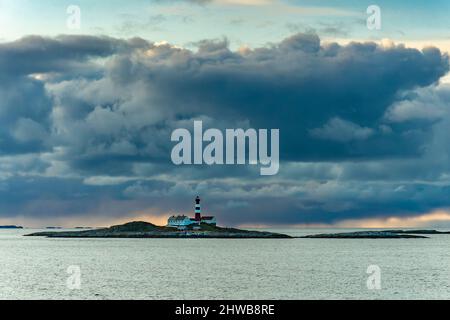 Phare en Norvège, près de Bodø. Un front de tempête se déplace sur l'île. Le Landego FYR avec le bâtiment résidentiel pour la garde de tour de lumière Banque D'Images