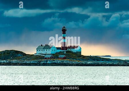 Phare en Norvège, près de Bodø. Un front de tempête se déplace sur l'île. Le Landego FYR avec le bâtiment résidentiel pour la garde de tour de lumière Banque D'Images