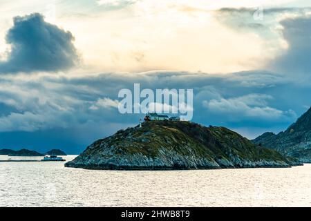 Phare en Norvège, près de Bodø. Un front de tempête se déplace sur l'île. Bjørnøy phare avec bâtiment résidentiel pour la tour de garde légère Banque D'Images