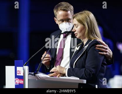 Neumunster, Allemagne. 05th mars 2022. 05 mars 2022, Schleswig-Holstein, Neumünster: Daniel Günther (CDU), Ministre Président du Schleswig-Holstein, hugs Iryna Tybinka, Consul général d'Ukraine à Hambourg, tandis qu'elle faiblit pendant son discours à la conférence du parti d'Etat de la CDU. La CDU se réunit pour établir la liste des élections du 08 mai 2022. Photo: Axel Heimken/dpa crédit: dpa Picture Alliance/Alay Live News Banque D'Images