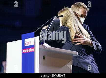 Neumunster, Allemagne. 05th mars 2022. 05 mars 2022, Schleswig-Holstein, Neumünster: Daniel Günther (CDU), Ministre-Président du Schleswig-Holstein, hugs Iryna Tybinka, Consul général d'Ukraine à Hambourg, après son discours à la conférence du parti d'Etat de la CDU. La CDU se réunit pour établir la liste des élections du 08 mai 2022. Photo: Axel Heimken/dpa crédit: dpa Picture Alliance/Alay Live News Banque D'Images