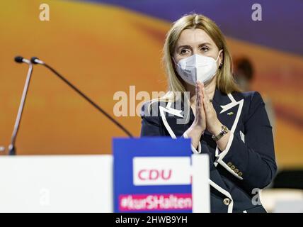 Neumunster, Allemagne. 05th mars 2022. 05 mars 2022, Schleswig-Holstein, Neumünster: Iryna Tybinka, consul général d'Ukraine à Hambourg, remercie les délégués à la conférence du parti de la CDU Schleswig-Holstein après son discours. La CDU se réunit pour établir la liste des élections du 08 mai 2022. Photo: Axel Heimken/dpa crédit: dpa Picture Alliance/Alay Live News Banque D'Images