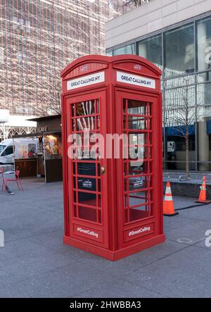 New York, États-Unis. 04th mars 2022. Les employés de la campagne accueillent les gens des stands emblématiques de Londres dans les téléphones rouges autour de New York pour la campagne touristique de la culture britannique à Astor place. Les visiteurs du stand pourraient gagner un billet pour une série d'événements sur la culture britannique. Le légendaire stand de téléphone rouge a déménagé à New York et les New-Yorkais peuvent visiter pour tenter leur chance. (Photo de Lev Radin/Pacific Press) crédit: Pacific Press Media production Corp./Alay Live News Banque D'Images