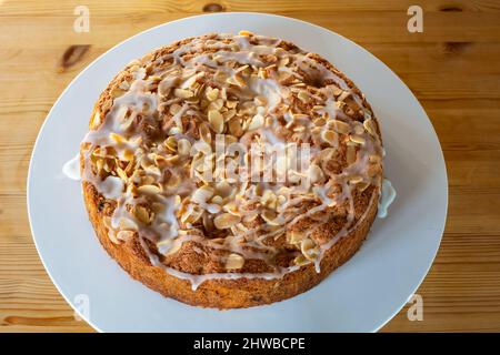 Gâteau aux fruits et aux noix prêt à être servi dans le salon de thé de Trewidden House and Gardens à Penzance, Cornwall, Royaume-Uni Banque D'Images