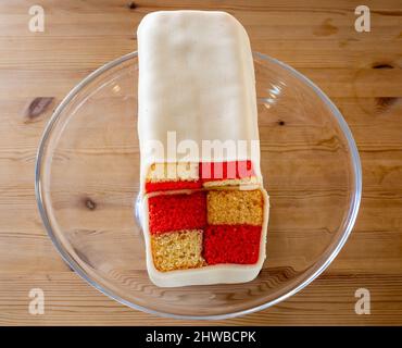 Battenburg prêt à être servi dans le salon de thé à Trewidden House and Gardens à Penzance, Cornwall, Royaume-Uni Banque D'Images