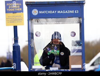 Leicester, Royaume-Uni. 5th mars 2022. Un vendeur de programme sourit avant le match de la Premier League au King Power Stadium de Leicester. Crédit photo à lire: Darren Staples / Sportimage crédit: Sportimage / Alay Live News crédit: Sportimage / Alay Live News Banque D'Images