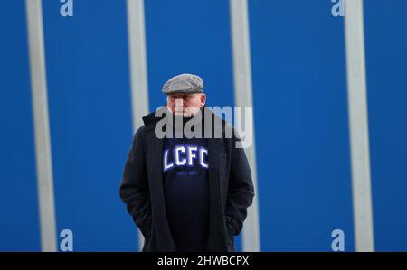 Leicester, Royaume-Uni. 5th mars 2022. Un fan de Leicester City arrive pour le match de la Premier League au King Power Stadium de Leicester. Crédit photo à lire: Darren Staples / Sportimage crédit: Sportimage / Alay Live News crédit: Sportimage / Alay Live News Banque D'Images