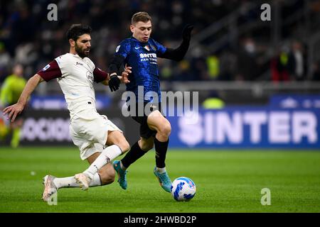 Milan, Italie. 04 mars 2022. Nicolo Barella du FC Internazionale est en compétition pour le ballon avec Federico Fazio de l'US Salernitana lors du match de football de la série A entre le FC Internazionale et l'US Salernitana. Credit: Nicolò Campo/Alay Live News Banque D'Images