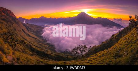 Coucher de soleil au camp de base de Rinjani et les nuages au-dessus du lac Segara Anak. Banque D'Images