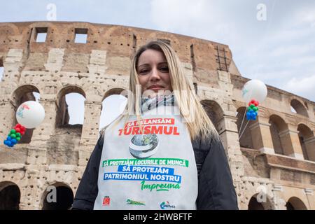 Rome, Italie. 04th mars 2022. FLASHMOB autour du Colisée à Rome organisé par les travailleurs du tourisme italien (photo de Matteo Nardone/Pacific Press) Credit: Pacific Press Media production Corp./Alay Live News Banque D'Images