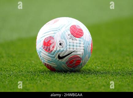 Gros plan sur le ballon officiel Nike Flight Match avant le match de la Premier League au King Power Stadium de Leicester. Date de la photo: Samedi 5 mars 2022. Banque D'Images