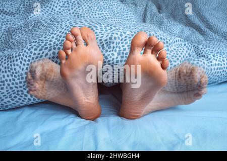 Femme souffrant de crampes de pied, de crampes de jambe ou de spasme musculaire pendant le sommeil. Douleurs aux pieds ou douleurs aux pieds la nuit. Syndrome des jambes sans repos Banque D'Images