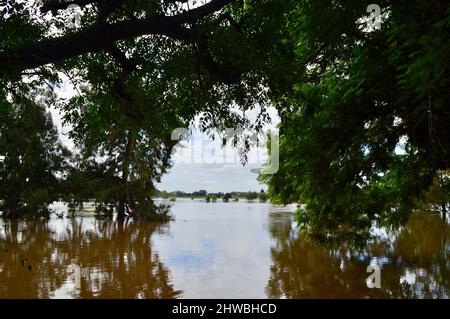 Vue sur la rivière Hawkesbury en crue à Windsor, dans l'ouest de Sydney, en Australie Banque D'Images