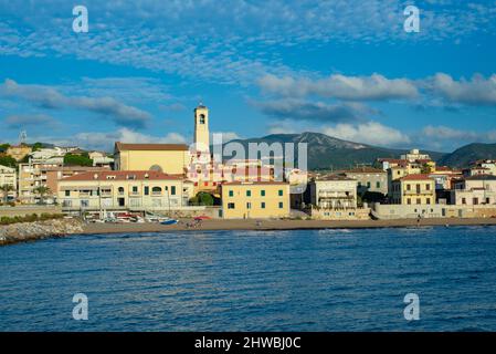 Panorama de la ville de San Vincenzo, vue de la mer. Ciel bleu et nuages. Livourne, Toscane, Italie Banque D'Images