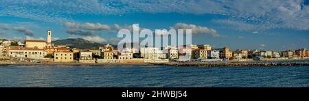 Panorama de la ville de San Vincenzo, vue de la mer. Ciel bleu et nuages. Livourne, Toscane, Italie Banque D'Images