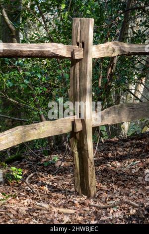 Détail du montant de la cale et du rail de la clôture en bois montrant les joints Banque D'Images