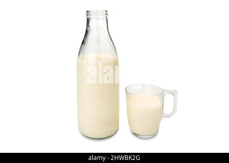 Biberon en verre avec lait près d'une tasse en verre avec lait isolé sur fond blanc Banque D'Images
