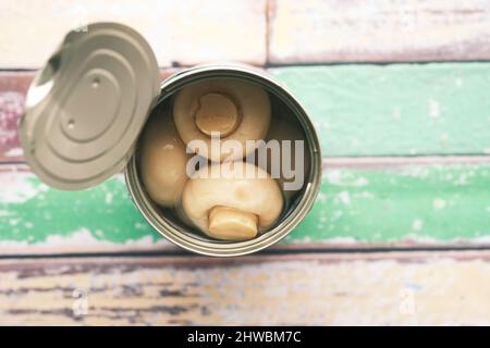 Champignons en conserve soufflez sur fond blanc Banque D'Images