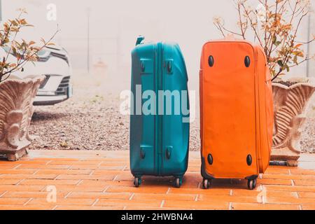 valises devant la maison prêtes à partir en vacances Banque D'Images