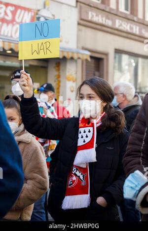 Cologne, NRW, Allemagne - 28 février 2022 : manifestation contre l'invasion russe de l'Ukraine pendant le Carnaval (lundi de la Rose) le 28 février 2022 à Cologne, Allemagne (uniquement pour usage éditorial) Banque D'Images