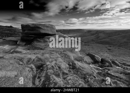 La formation de roches de Nie Fool sur Kinder Scout, Pennine Way, Peak District National Park, Derbyshire, Angleterre, Royaume-Uni Banque D'Images