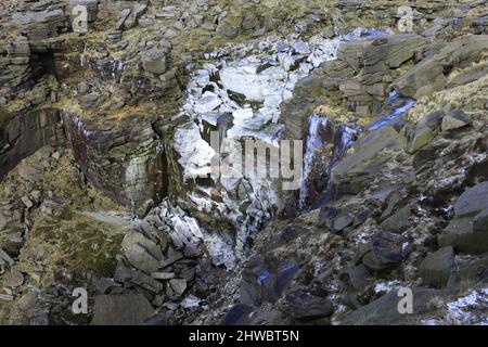 Une chute d'eau de Kinder surgelée, Kinder Scout, Pennine Way, Peak District National Park, Derbyshire, Angleterre, Royaume-Uni Banque D'Images