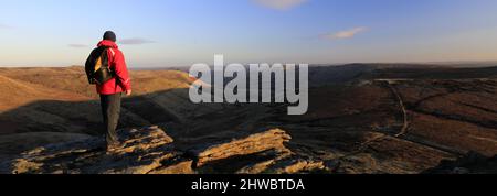 Walker on rock formations, Kinder Scout, Pennine Way, Derbyshire, Peak District National Park, Angleterre, Royaume-Uni Banque D'Images