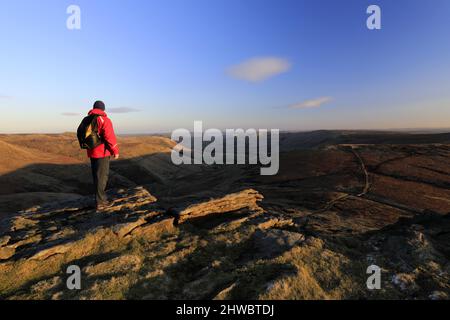 Walker on rock formations, Kinder Scout, Pennine Way, Derbyshire, Peak District National Park, Angleterre, Royaume-Uni Banque D'Images