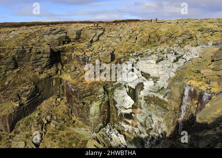 Une chute d'eau de Kinder surgelée, Kinder Scout, Pennine Way, Peak District National Park, Derbyshire, Angleterre, Royaume-Uni Banque D'Images