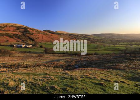Vue sur la vallée de Castleton depuis MAM Tor, Derbyshire, Peak District National Park, Angleterre, Royaume-Uni Banque D'Images