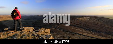 Walker on rock formations, Kinder Scout, Pennine Way, Derbyshire, Peak District National Park, Angleterre, Royaume-Uni Banque D'Images