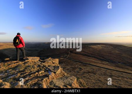 Walker on rock formations, Kinder Scout, Pennine Way, Derbyshire, Peak District National Park, Angleterre, Royaume-Uni Banque D'Images