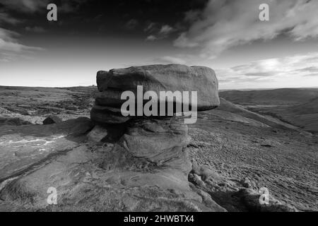 La formation de roches de Nie Fool sur Kinder Scout, Pennine Way, Peak District National Park, Derbyshire, Angleterre, Royaume-Uni Banque D'Images