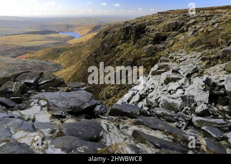 Une chute d'eau de Kinder surgelée, Kinder Scout, Pennine Way, Peak District National Park, Derbyshire, Angleterre, Royaume-Uni Banque D'Images