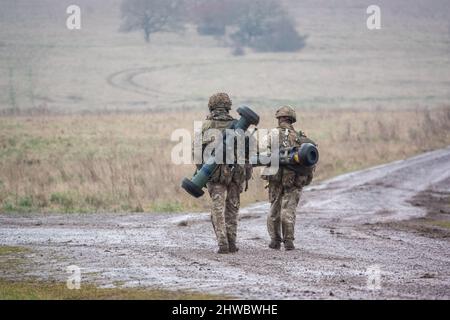 Des soldats de l'armée britannique effectuent un exercice de tabbing d'essai de forme physique de combat de 8 miles avec le missile anti-char guidé 40kg bergen et NLAW (MBT-LAW, RB-57) Banque D'Images