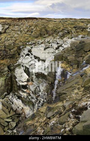 Une chute d'eau de Kinder surgelée, Kinder Scout, Pennine Way, Peak District National Park, Derbyshire, Angleterre, Royaume-Uni Banque D'Images